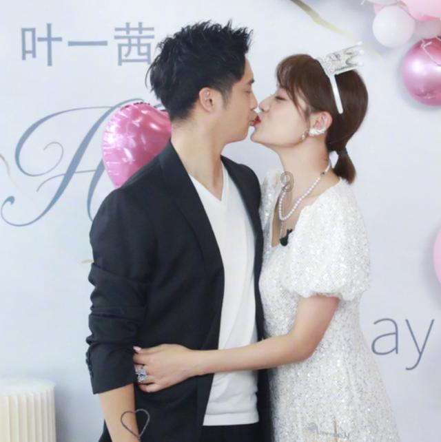 爱是闪电的触碰,两具身体臣服于同一种甜蜜
