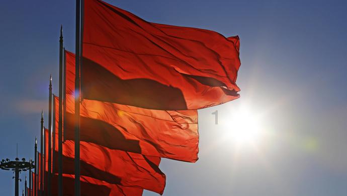李沁在机场被路人抓拍，口罩把整张脸都遮住，但身材还是“露馅”了