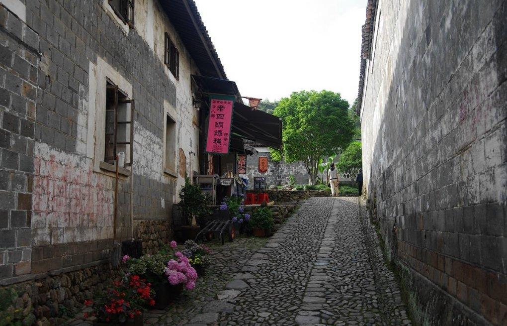 江西南昌：凤凰沟梅花竞相开放 汉服游客拍照打卡忙